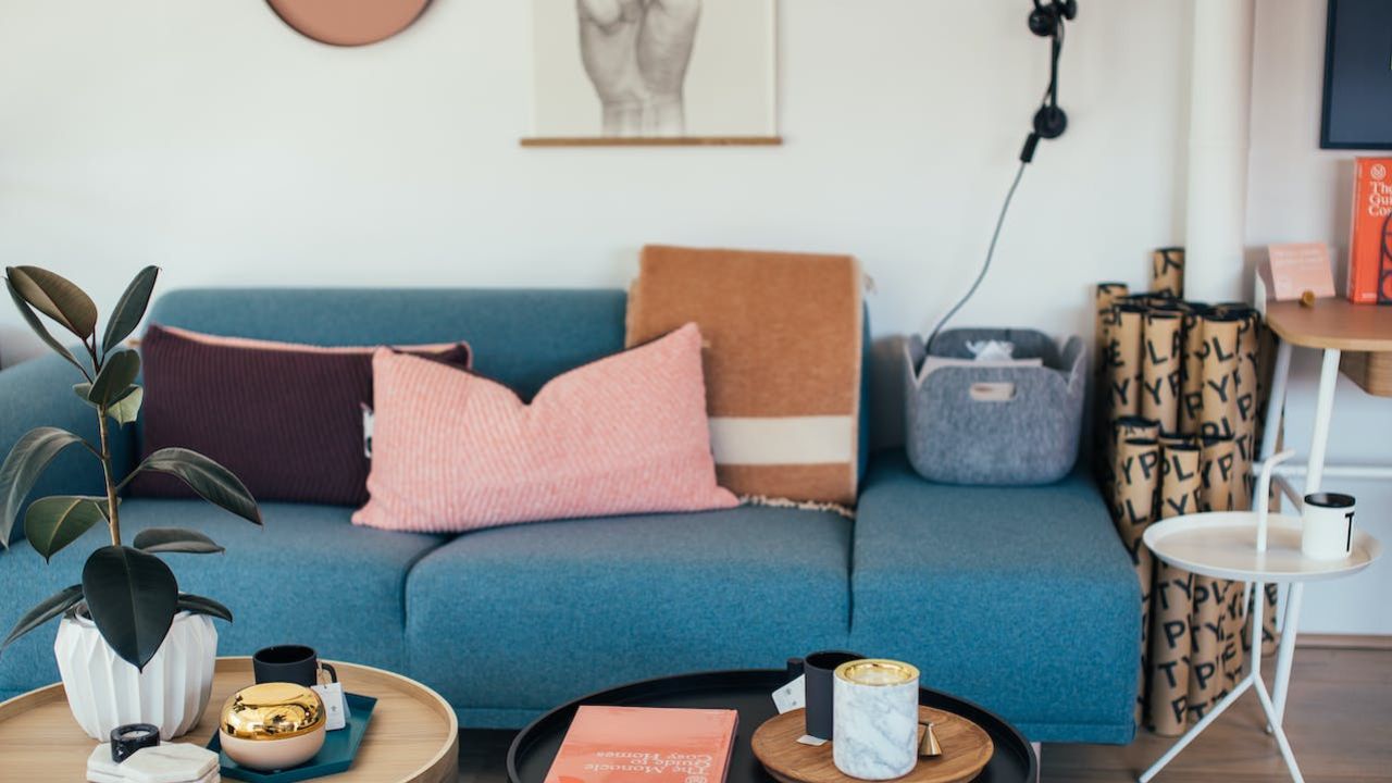 Sala y sofá de estar estilo japandi