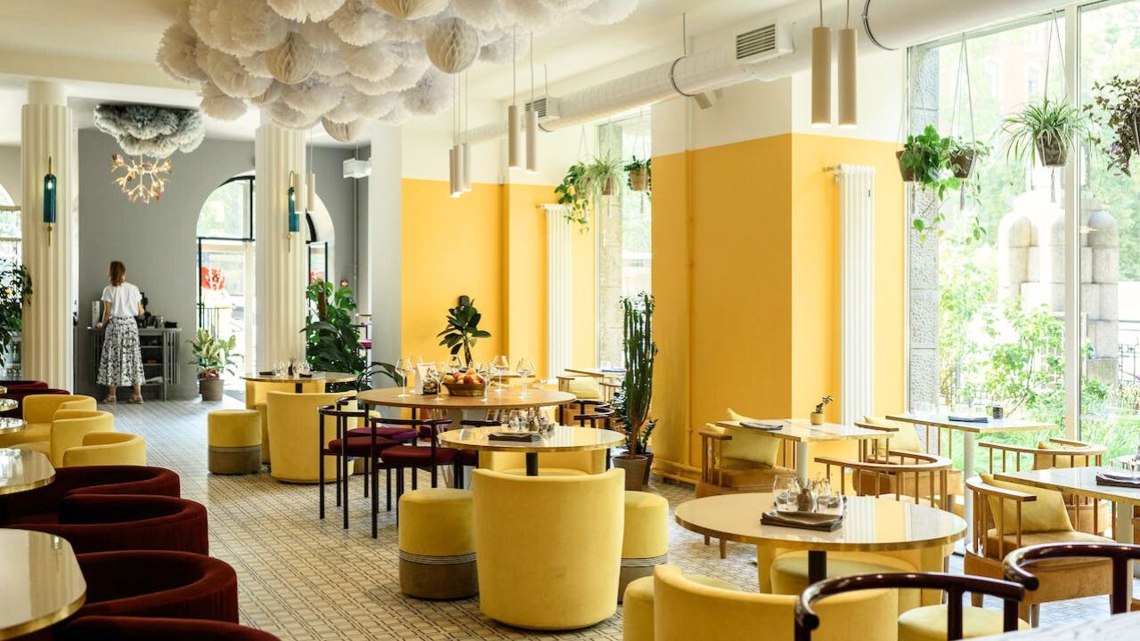 Restaurante con sillas y paredes de amarillo y negro